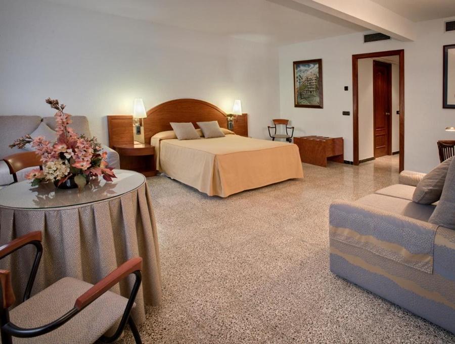 Hotel Gaudi Reus Luaran gambar