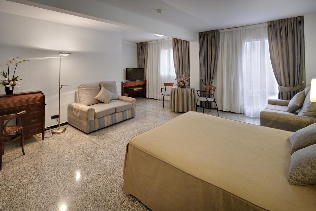 Hotel Gaudi Reus Luaran gambar